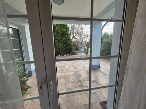 EG: Wohnzimmer Blick auf die Terrasse - 