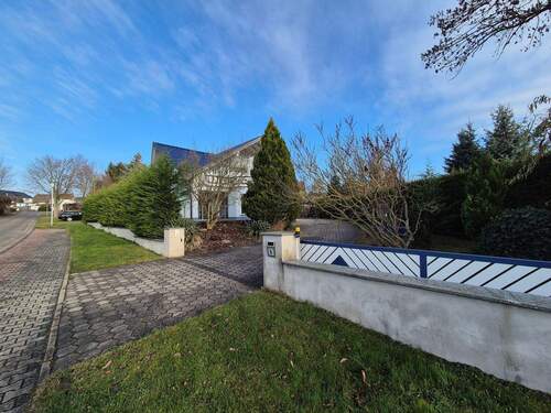 Straßenansicht mit Einfahrt - 6 Zimmer Einfamilienhaus zum Kaufen in Bad Schmiedeberg