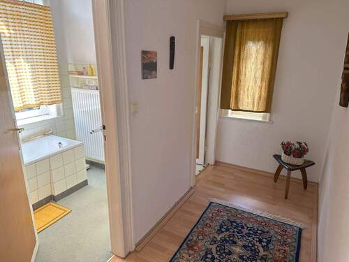  Flur mit Blick ins Bad im Dachgeschoss - 