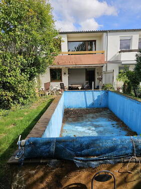 Garten mit Schwimmbecken - Reihenmittelhaus mit 95,00 m&sup2; in Köln Seeberg zum Kaufen