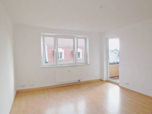 Wohnzimmer mit Balkon - 3 Zimmer Etagenwohnung in Bautzen