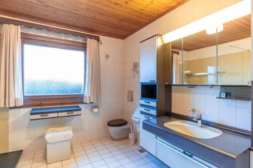 Badezimmer mit Urinal - 
