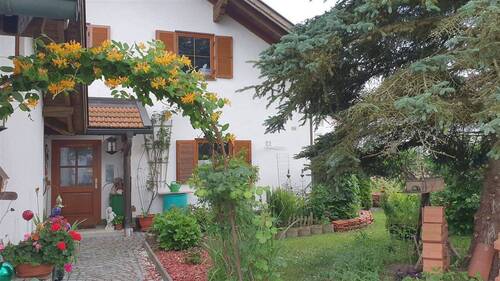 Eingang zum Wohnhaus - CHARMANTES WOHNHAUS in GARCHING a.d.ALZ (Wald a.d.Alz)