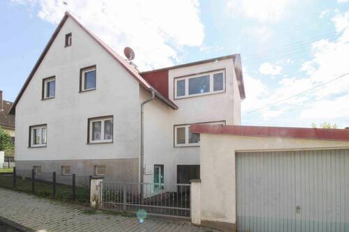 Seitenansicht mit Einfahrt Souterrain und Garage - 