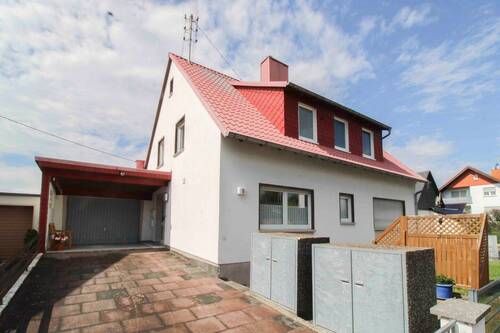 Seitenansicht mit Einfahrt und Garage - Dreifamilienhaus mit Gewerbefläche in Taunusstein