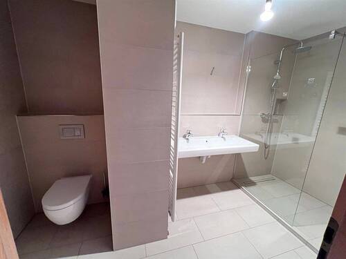 2 Waschbecken und WC - 