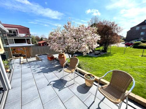 Blick in den Garten von der Hochterrasse - 