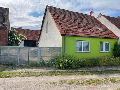 Hausansicht mit Eingangstor - 2 Zimmer Mehrfamilienhaus, Wohnhaus zum Kaufen in Rhinow/OT Kietz