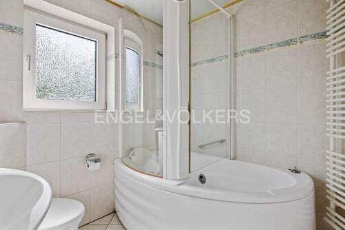Bad mit Whirlpoolwanne - 
