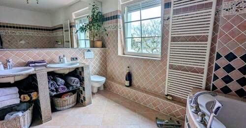 Hauptbad - 1 Zimmer Mehrfamilienhaus, Wohnhaus in Berlin