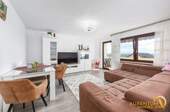 Wohnzimmer - Gepflegte 2-Zimmer-Wohnung mit Südbalkon und Aufzug - sofort verfügbar in Abensberg