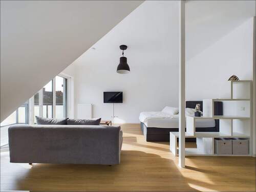 Wohnzimmer / Schlafzimmer - Möbliertes Dachgeschossstudio in zentraler Lage in Aschaffenburg