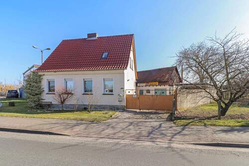 Straßenansicht - Attraktives Einfamilienhaus mit großem Garten und Pool!