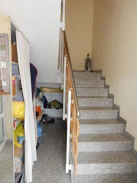 Vorflur mit Treppe zum OG - 