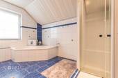 Badezimmer Dusche u. Badewanne - Doppelhaushälfte mit 113,00 m² in Ratheim zum Kaufen