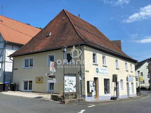 Vorder und Seitenansicht - Mehrfamilienhaus, Wohnhaus mit 110,00 m² in Wiesenttal zum Kaufen