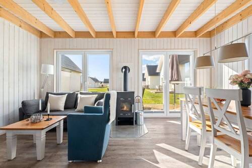 Wohn-/Esszimmer - Strandnahes Ferienhaus im OstseeResort Olpenitz
