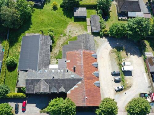 Blick über das gesamte Grundstück mit zahlreichen Stellplätzen - Einfamilienhaus zum Kaufen in Großenwiehe