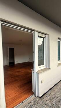 Wohnzimmerblick vom Balkon - 3 Zimmer Etagenwohnung in Nürnberg