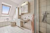 Badezimmer im Dachgeschoss - 