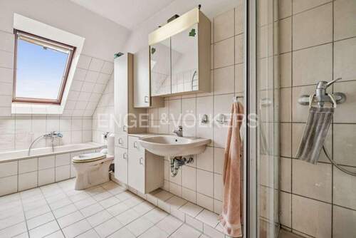 Badezimmer im Dachgeschoss - 