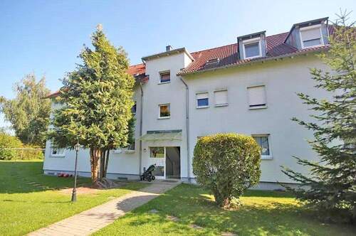 Hausansicht vorn - helle Dreiraumwohnung mit Balkon und PKW-Stellplatz (WE015)