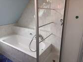 Bad mit Wanne und Dusche - 