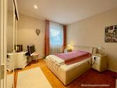 Schlafzimmer im Erdgeschoss - Attraktives Zweifamilienhaus - ideal zum Wohnen & Vermieten