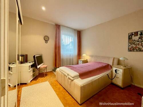 Schlafzimmer im Erdgeschoss - Attraktives Zweifamilienhaus - ideal zum Wohnen & Vermieten