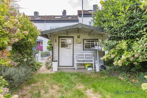 Garten mit Gartenhütte - 