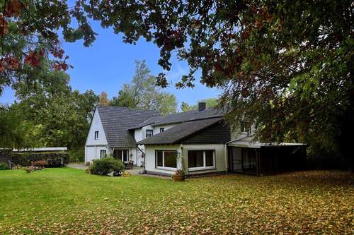 Hausansicht - Doppelt Zuhause - Zweifamilienhaus mit eigenem Wald