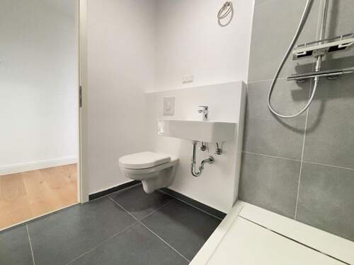 Badezimmer - PROVISIONSFREI: Hochwertig sanierte 3 Zi. Whg. in Mitte 