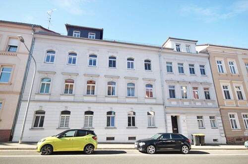 Hausansicht vorn - helle und moderne Zweiraumwohnung mit Balkon