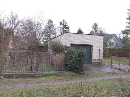 Garage - Kleines Einfamilienhaus in Berlin Hellersdorf(mit eingetragenem WohnrechtNießbrauch)