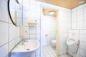 Badezimmer (Gaststätte) - 6 Zimmer Mehrfamilienhaus, Wohnhaus in Großbottwar