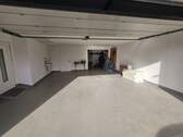geräumige Garage mit Anbauten - 