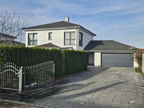 Ansicht mit Einfahrt und Garage - 5 Zimmer Einfamilienhaus zum Kaufen in Dillingen a d Donau