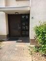 Hauseingang des mehrstöckigen Wohnhauses - 2 Zimmer Etagenwohnung zur Miete in Bad Nauheim