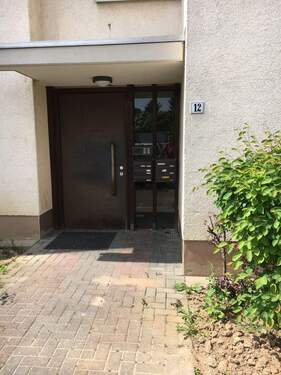 Hauseingang des mehrstöckigen Wohnhauses - 2 Zimmer Etagenwohnung zur Miete in Bad Nauheim