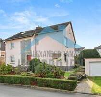 Großzügiges Zweifamilienhaus mit viel Platz in zentraler Lage von Lohfelden!