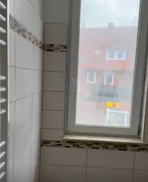 Bad mit Dusche und Fenster - 3 Zimmer Etagenwohnung zur Miete in Sarstedt