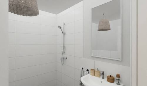  Modern gefliestes Badezimmer mit bodengleicher Dusche - 