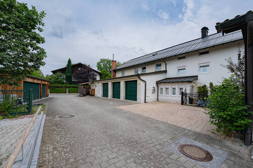 Hofbereich - 4 Zimmer Mehrfamilienhaus, Wohnhaus in Oberhaching