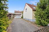 Blick Garage / Einfahrt - Mehrfamilienhaus, Wohnhaus mit 143,50 m² in Bibertal / Bühl zum Kaufen