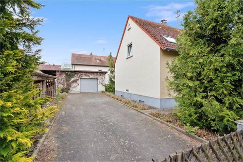 Blick Garage / Einfahrt - Mehrfamilienhaus, Wohnhaus mit 143,50 m² in Bibertal / Bühl zum Kaufen