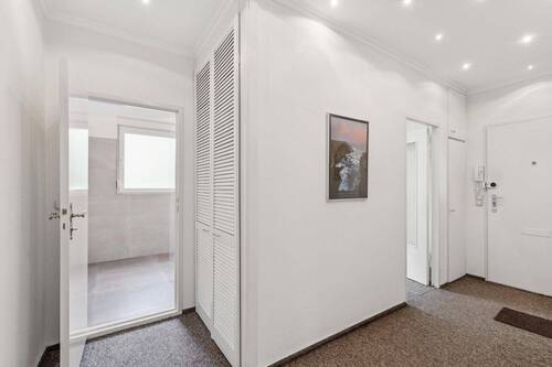 Flur mit Kammer - 2 Zimmer Etagenwohnung in Berlin