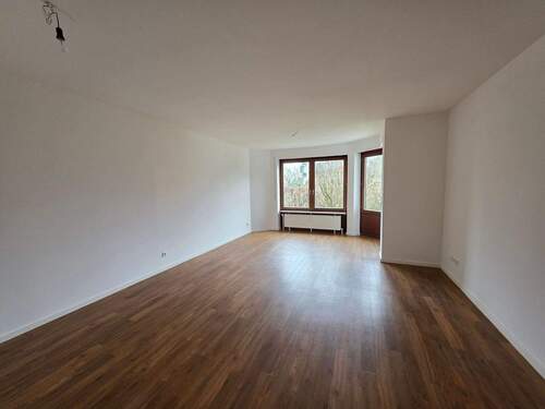 Helles Wohnzimmer mit Terrasse - 3 Zimmer Etagenwohnung zur Miete in Unterhaching