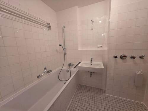 Helles Badezimmer - Etagenwohnung mit 75,90 m² in Unterhaching zur Miete