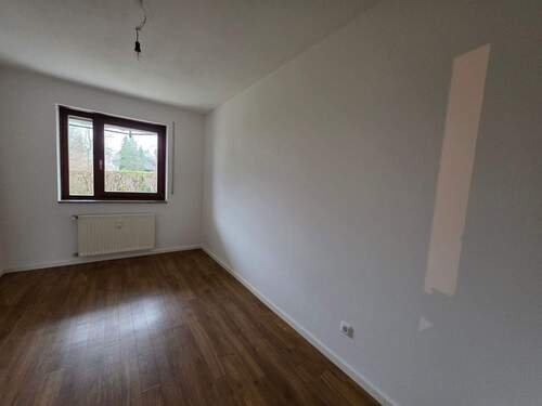 Helles Zimmer mit Holzfußboden - 