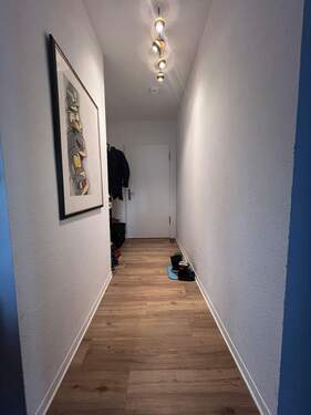 Eingangsbereich, Flur, weiße Wände.jpeg - 